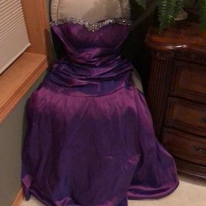 Can we say WOW!! To this iridescent purple dress❤️